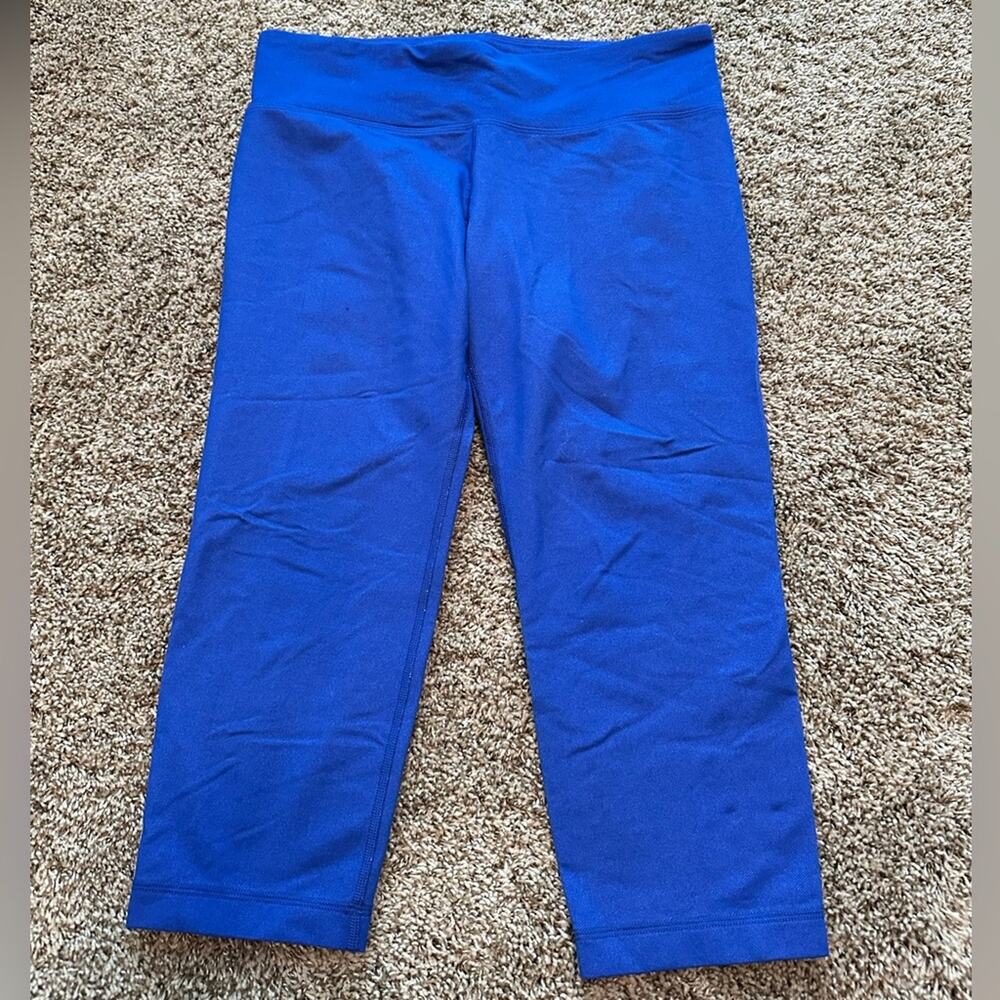 Under Arnor Bright blue women’s cropped leggings, size medium